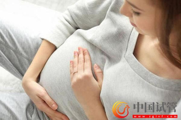 試管嬰兒與自然懷孕哪個好？國外做試管嬰兒該選擇哪個？(圖1)