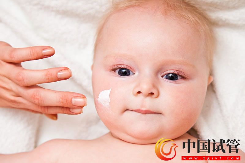 三代試管嬰兒 高齡失獨(dú)家庭可以做試管生孩子嗎?能不能生二胎決定你的年齡(圖1)