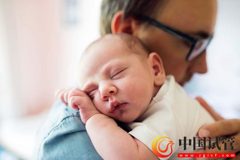 試管的價(jià)格一般多少錢(qián)？詳解影響試管嬰兒費(fèi)用的關(guān)鍵因素(圖1)